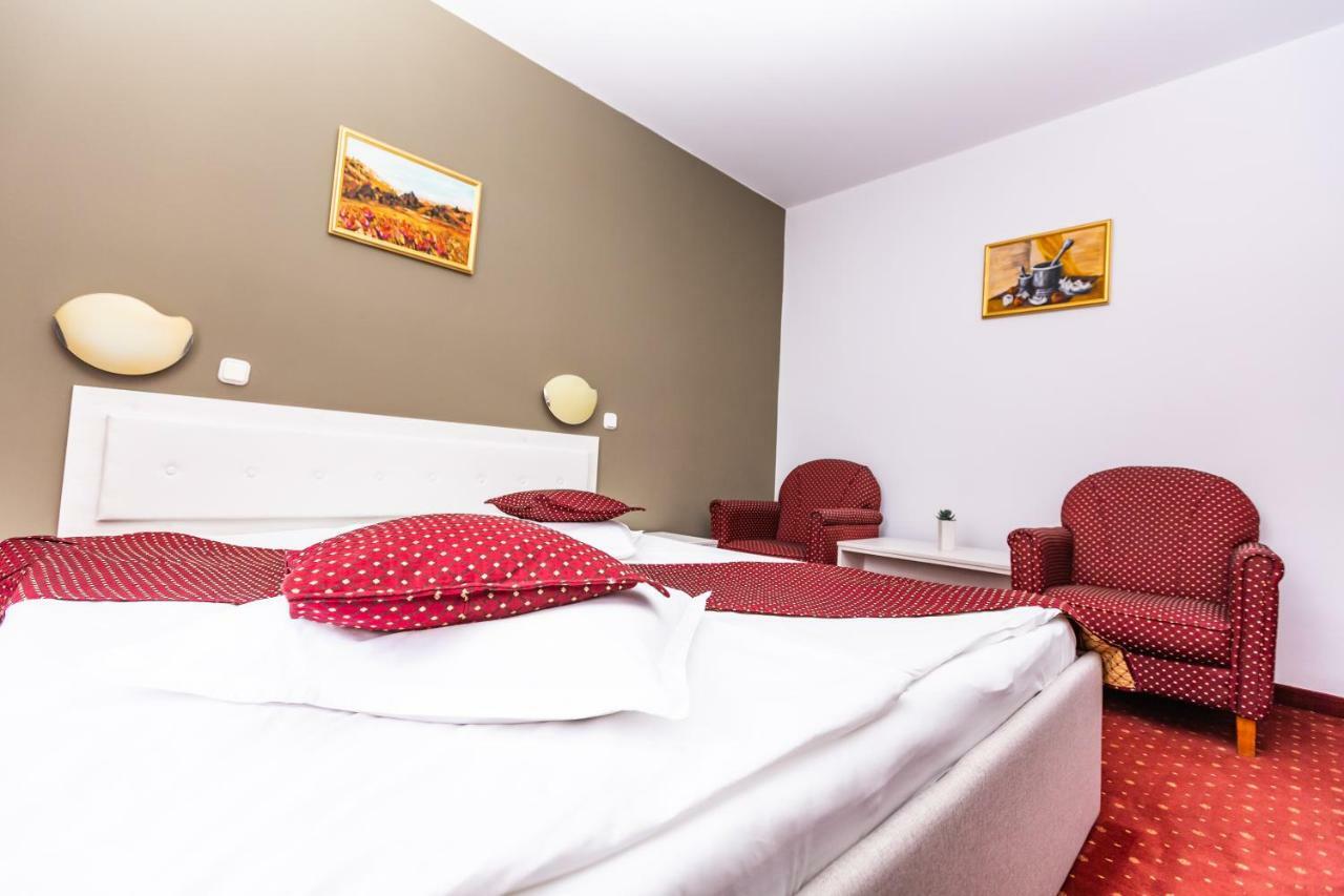 Hotel Miraj - Restaurant & Sauna & Biliard Poiana Brasov Exterior photo